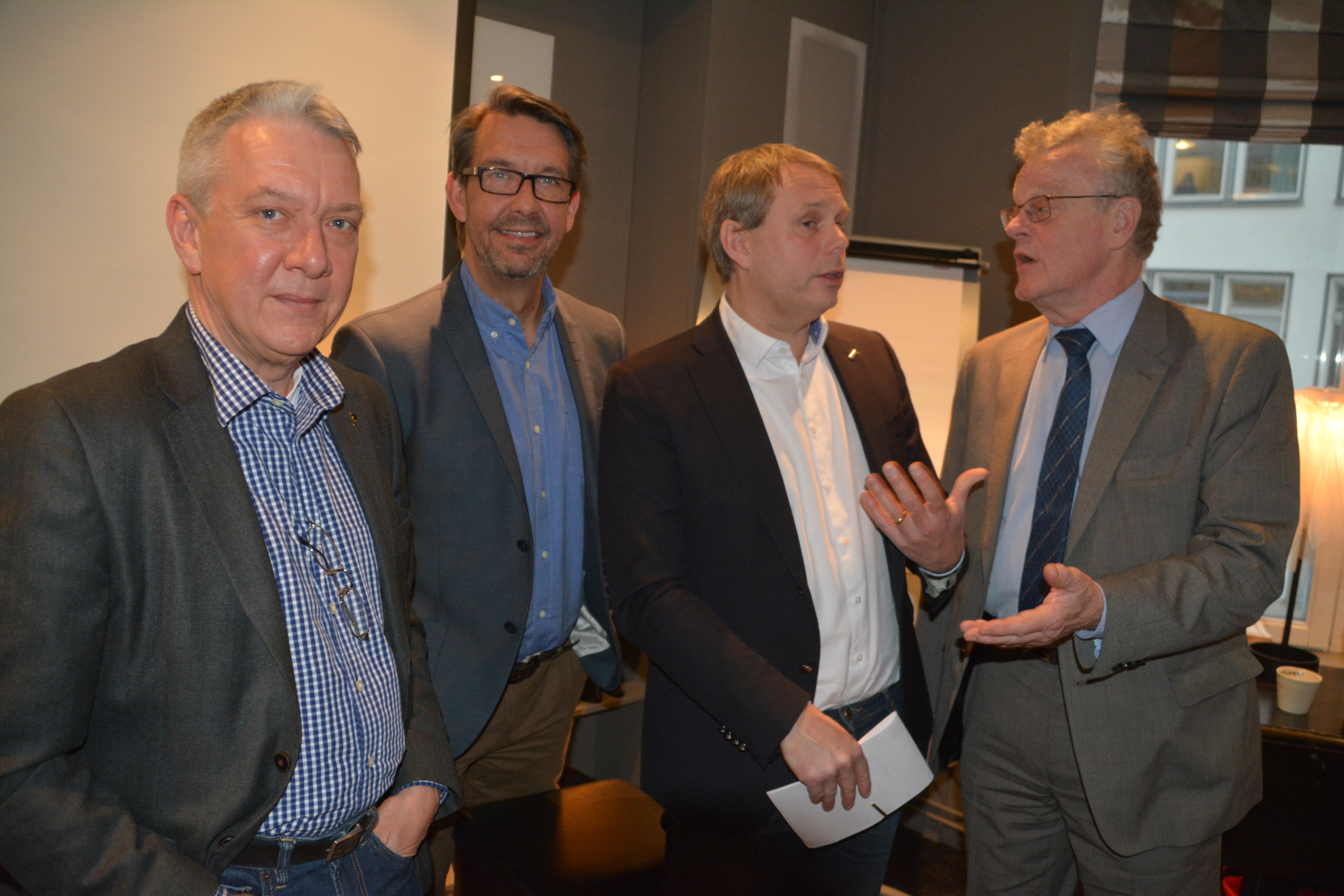 Christian Engström från Piratpartiet, Hasse Aro, Björn Eriksson, Säkerhetsbranschen och Magnus Lindgren frånTryggare Sverige debatterade om säkerhetskameror.